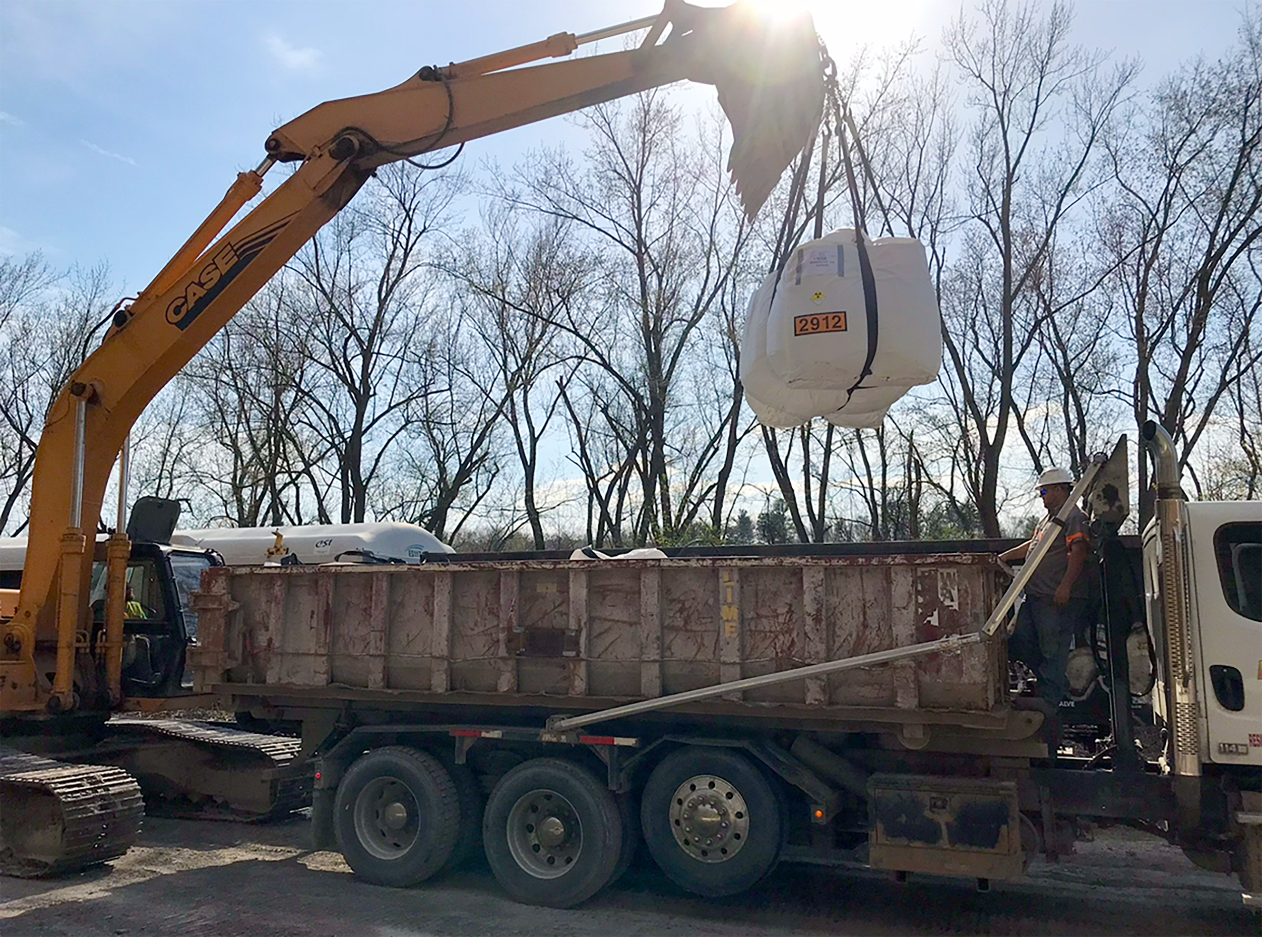 [I] LiftPac SSX- Lifting Full Cabot Bag Into Railcar 2