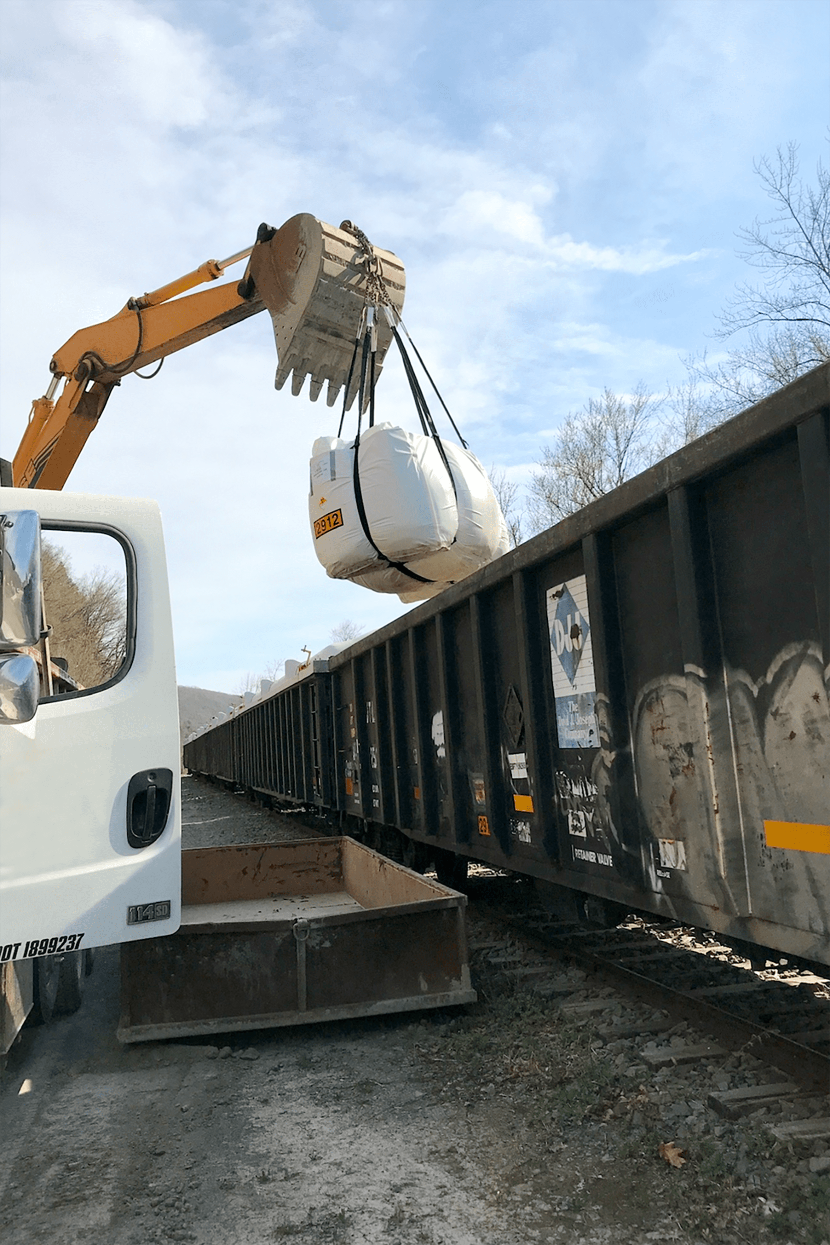 [I] LiftPac SSX- Lifting Full Cabot Bag Into Railcar